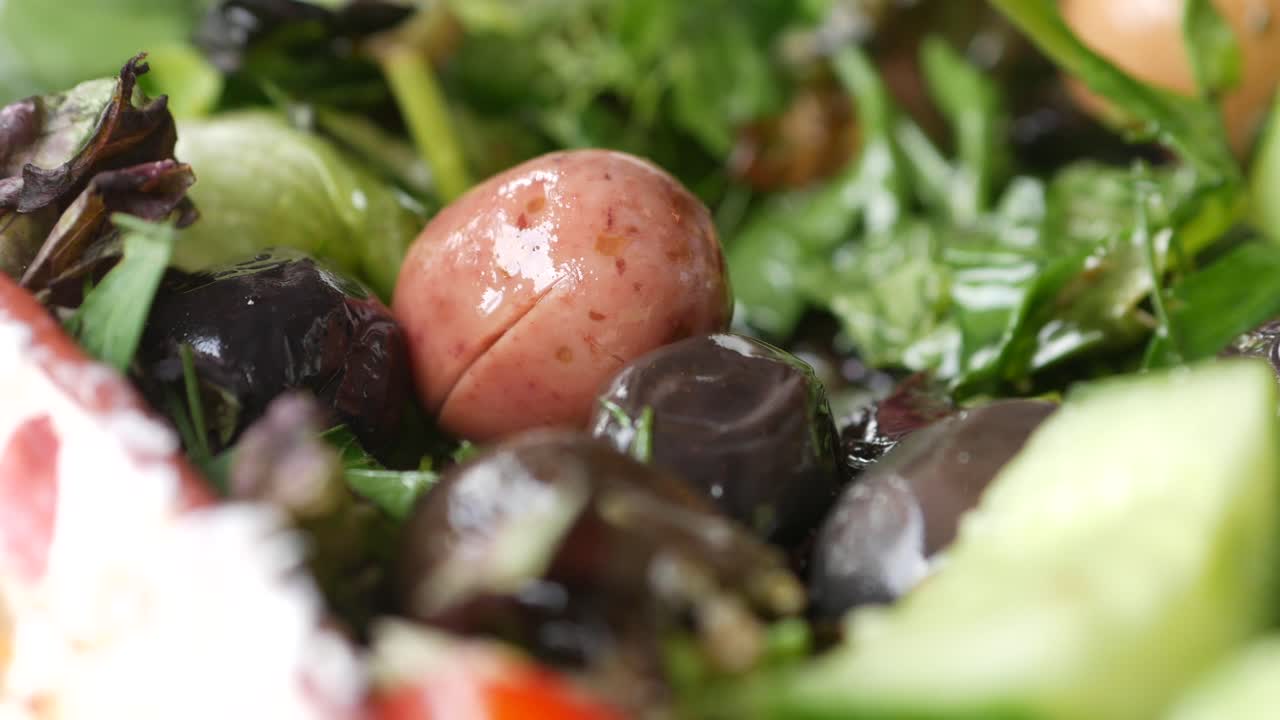 올리브 를 넣은 그리스 러드 의 클로즈업