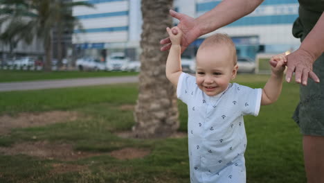 En-Verano,-Una-Joven-Madre-Caminando-Con-Un-Niño-Por-El-Paseo-Marítimo.