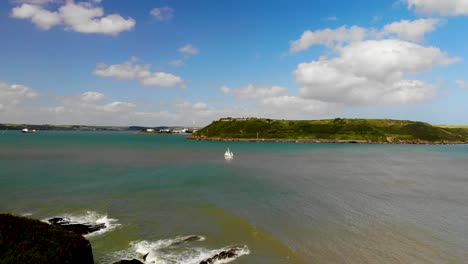 Yate-Marinero-De-Tres-Mástiles-En-Una-Laguna-Azul