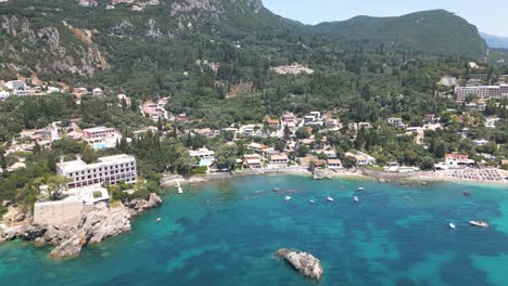 vista a vista de pájaros de las playas rocosas y las aguas azules de corfú, grecia