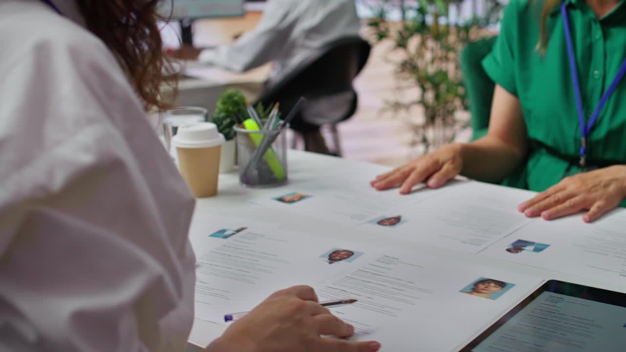 personal de recursos humanos que atraviesa la fase del proceso de selección de la actividad de contratación