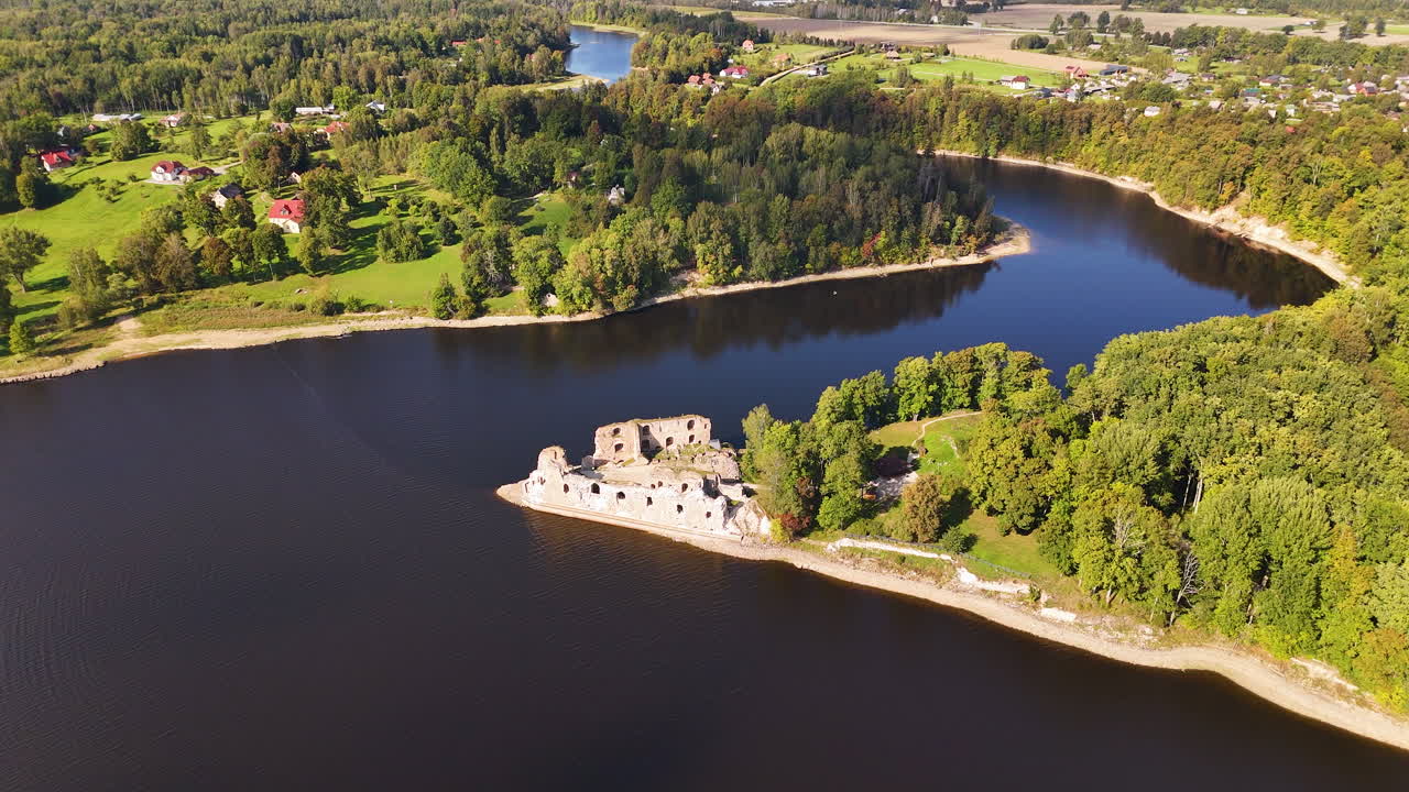 다우가바 강에 있는 중세 성의 만적 인 유적, 코크네스, 라트비아, 공중 사진