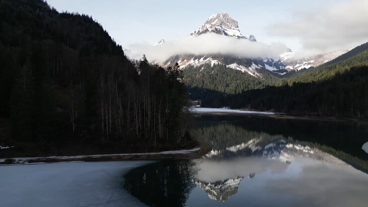 Obersee Glarus Svizzera, riflesso della montagna sull'acqua, volo a bassa quota.