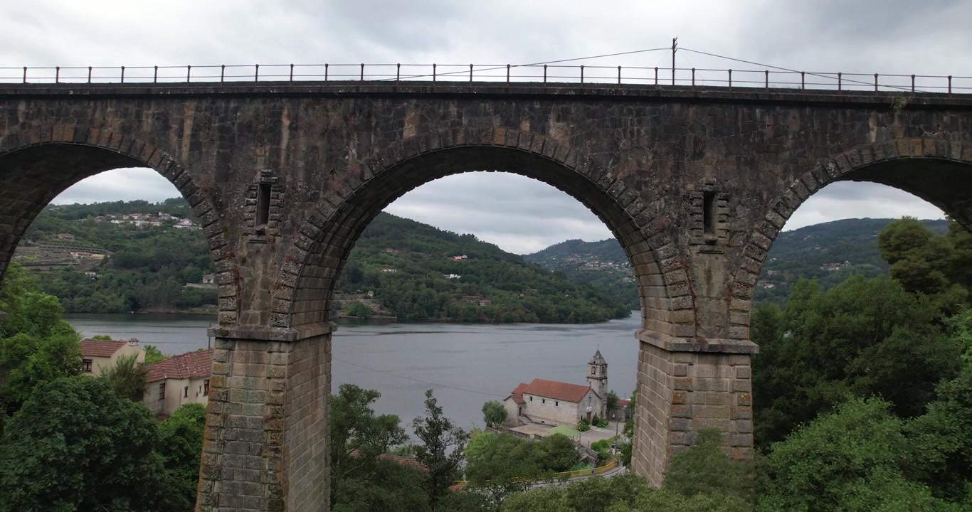 Antiga Ponte Ferroviária de Pedra no Rio Douro, Portugal.