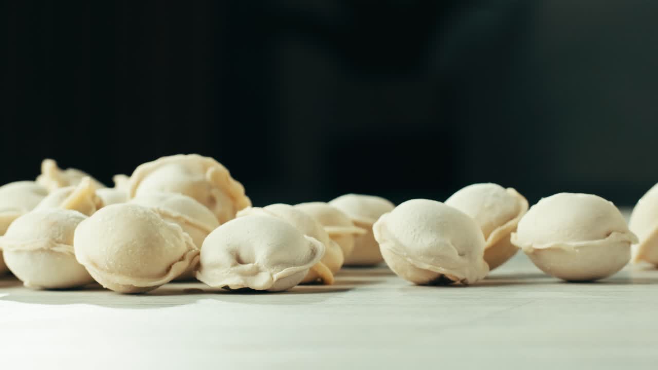 замороженные пельмени на столе