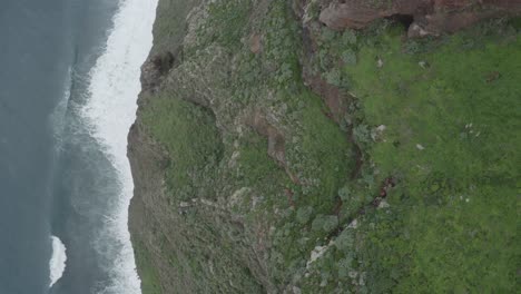 Eine-Gruppe-Von-Menschen-Geht-Langsam-Die-Seite-Des-Berges-Quebrada-Do-Negro-Auf-Madeira-Hinauf