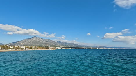 4k-Wide-shot-of-the-the-big-famous-mountain,-La-Concha