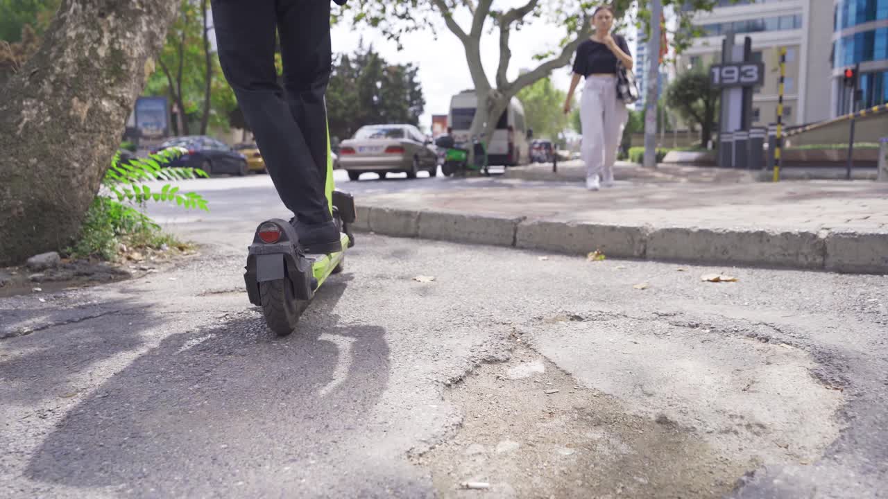 montar un scooter eléctrico al aire libre.
