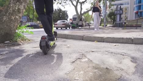 Montar-Un-Scooter-Eléctrico-Al-Aire-Libre.