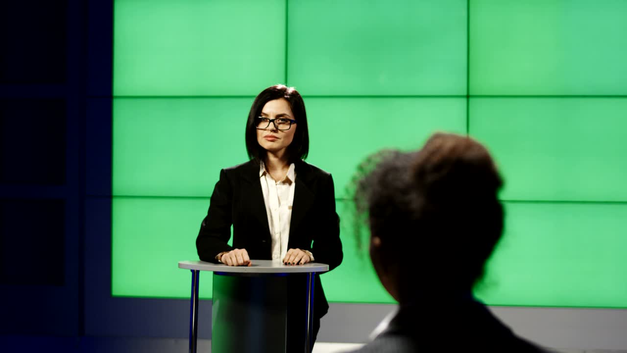 una mujer de negocios segura haciendo un discurso en el escenario.