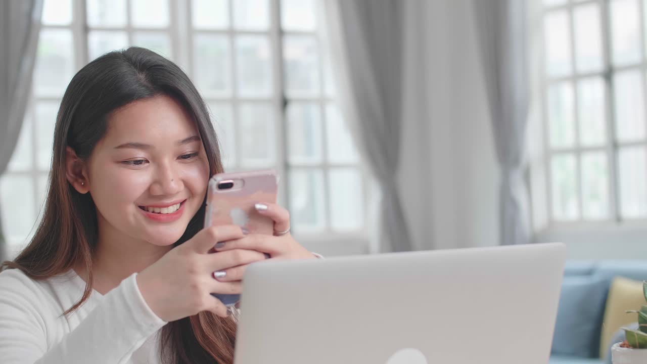 여자 전화 및 노트북을 사용 하여