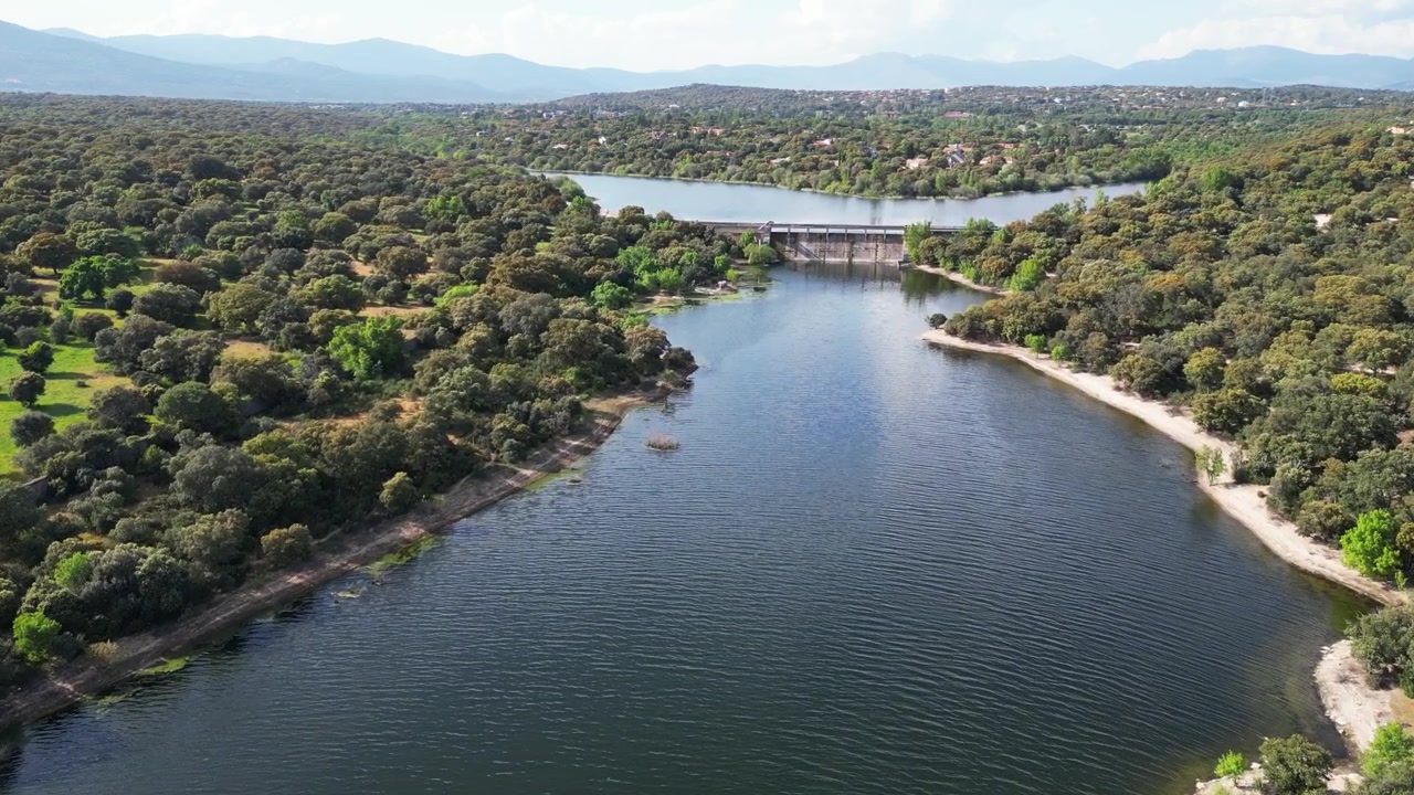 Un ampio fiume fiancheggiato da fitte foreste, che conduce a una diga distante. Ideale per progetti ambientali o contenuti di viaggio.