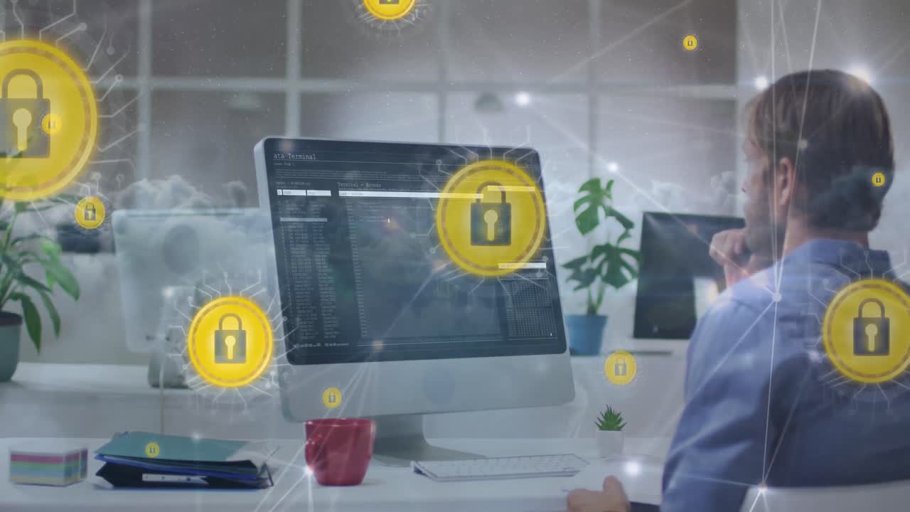 animación de procesamiento de datos y nubes sobre empresario caucásico usando computadora