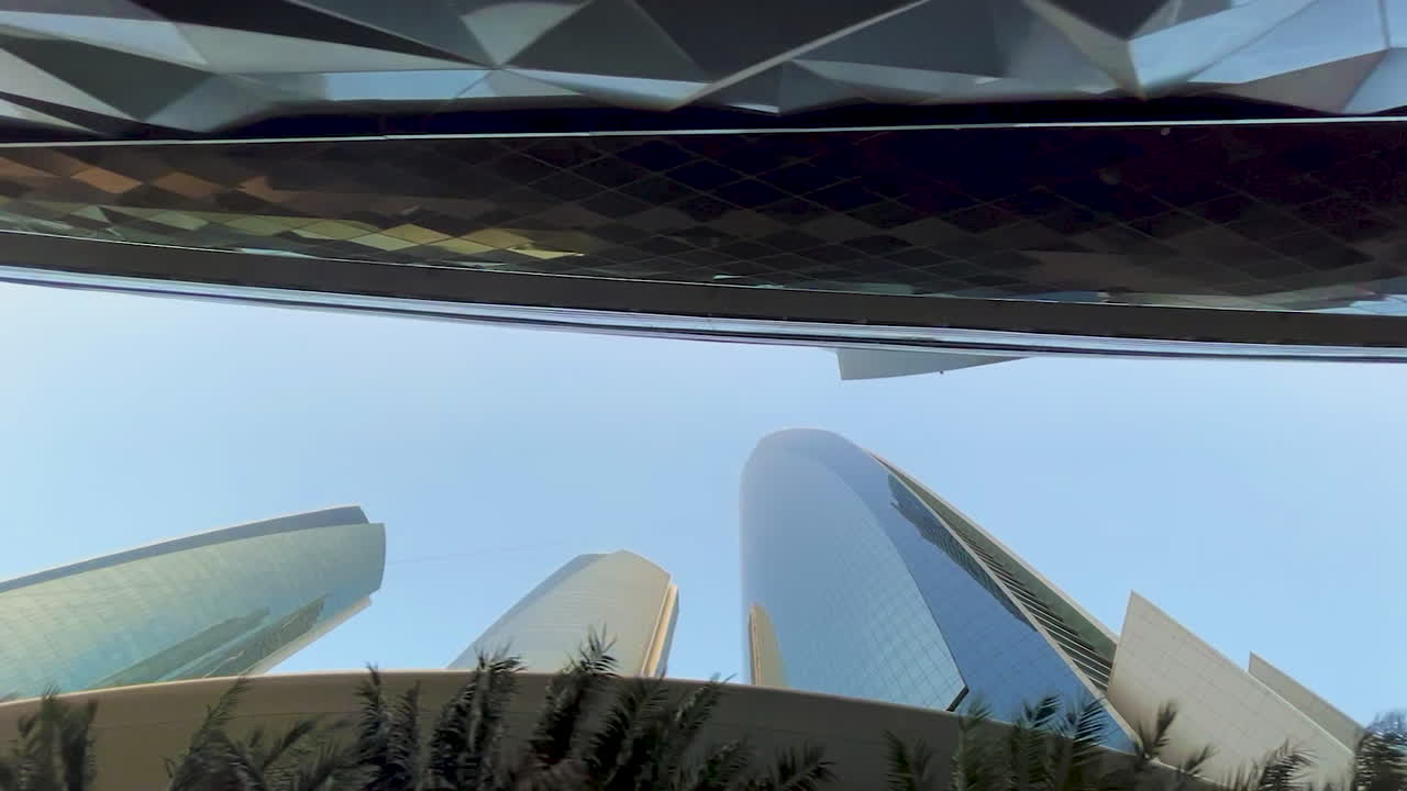 mirando rascacielos cuando se conduce por debajo en cámara lenta