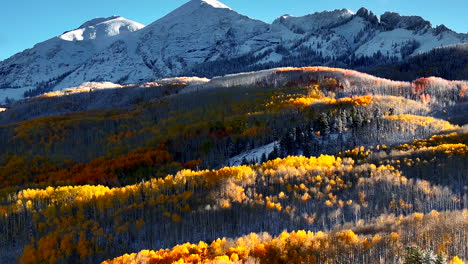 Kebler-Pass-Aéreo-Cinematográfico-Zumbido-Luz-De-La-Mañana-Crested-Butte-Gunnison-Colorado-Estaciones-Chocar-Temprano-Otoño-álamo-Temblón-Rojo-Amarillo-Naranja-Bosque-Invierno-Primero-Nieve-Picos-De-Las-Montañas-Rocosas-Adelante-Arriba-Movimiento