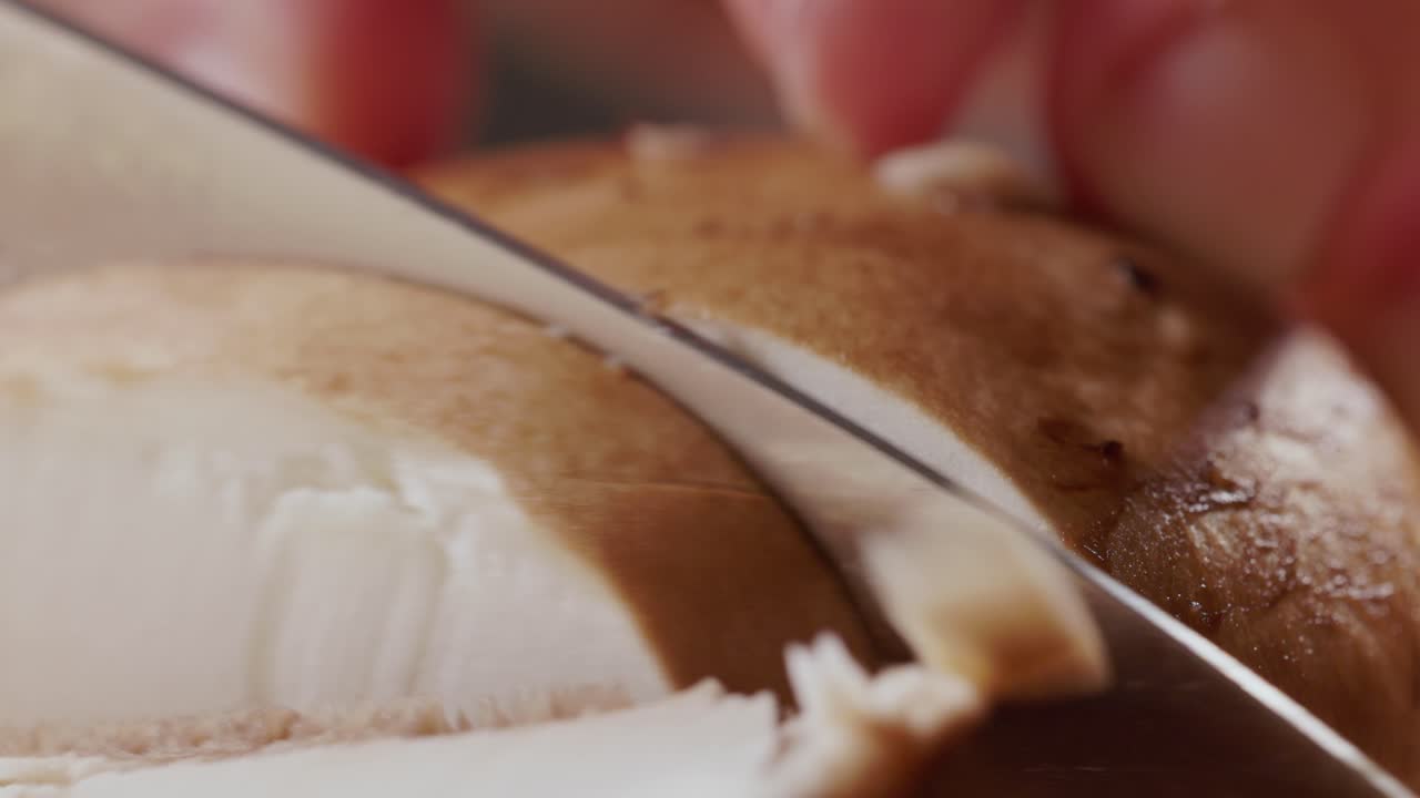 칼로 버섯을 잘라내는 매크로