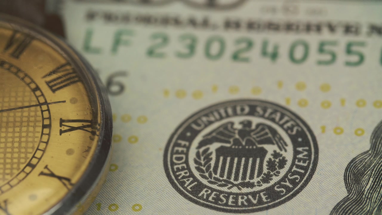 Primo piano di un orologio da tasca vintage appoggiato su una banconota da un dollaro USA