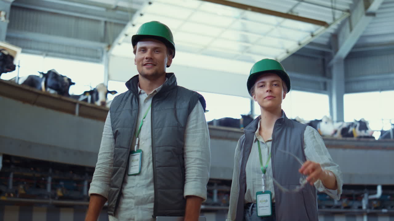 supervisores del equipo de ordeño de retrato de carrusel. instalación moderna de producción lechera.