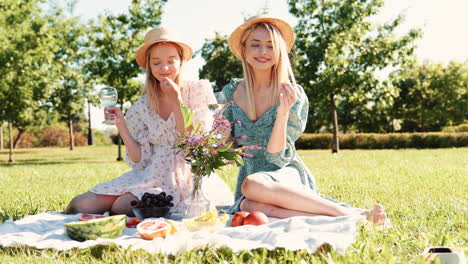 zwei freunde genießen ein picknick im park