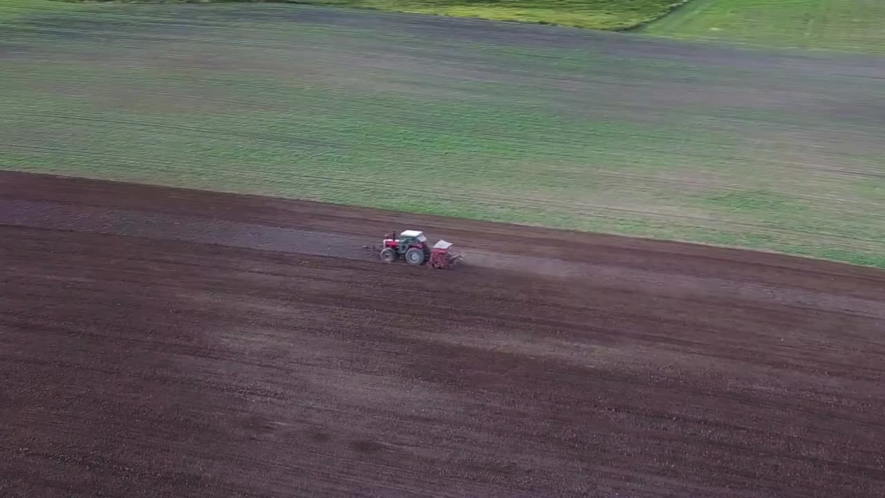 트랙터 쟁기질 공중 촬영