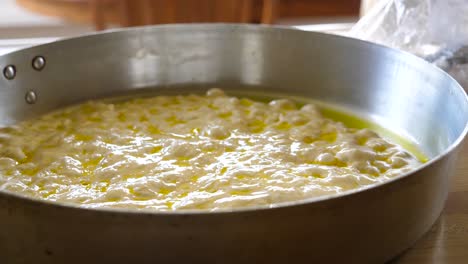 Focaccia-Teig-In-Metallpfanne-Vor-Dem-Backen-Nahaufnahme---Küche