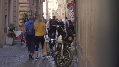 una pareja caminando por la calle romana