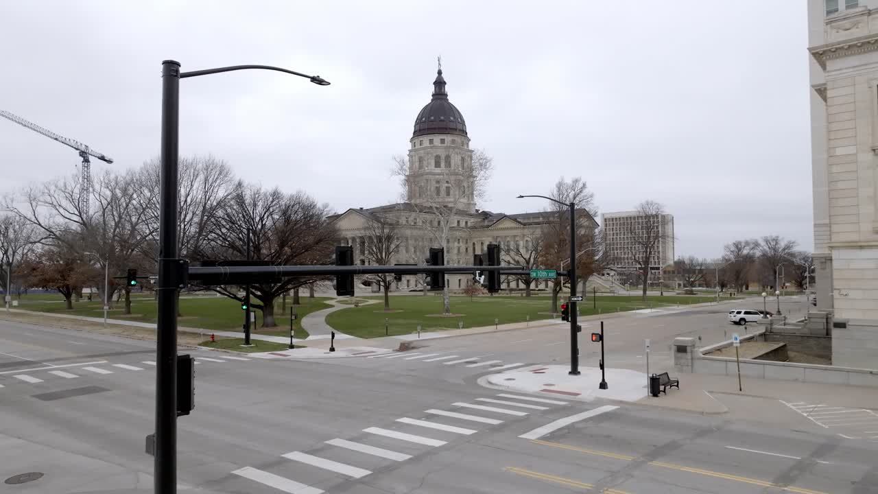 Campidoglio dello stato del Kansas con bandiere che sventolano al vento a Topeka, Kansas, con video di drone in allontanamento