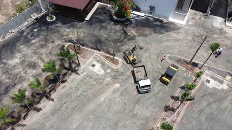 toma aérea de drones que muestra a los trabajadores preparando el terreno para el estacionamiento comercial alfaltizado, zona turística