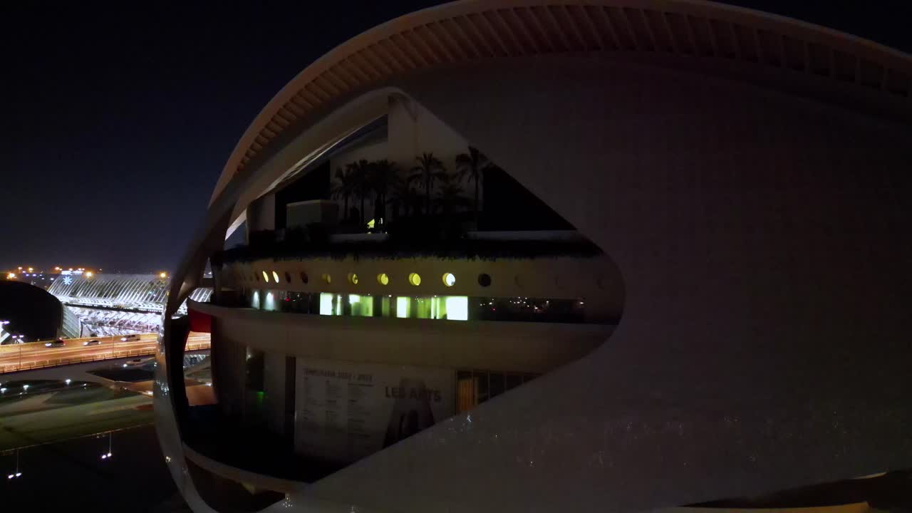 크리스마스 기간 동안 밤에 발렌시아에서 촬영된 발렌시아 미술관의 거꾸로 노출 샷