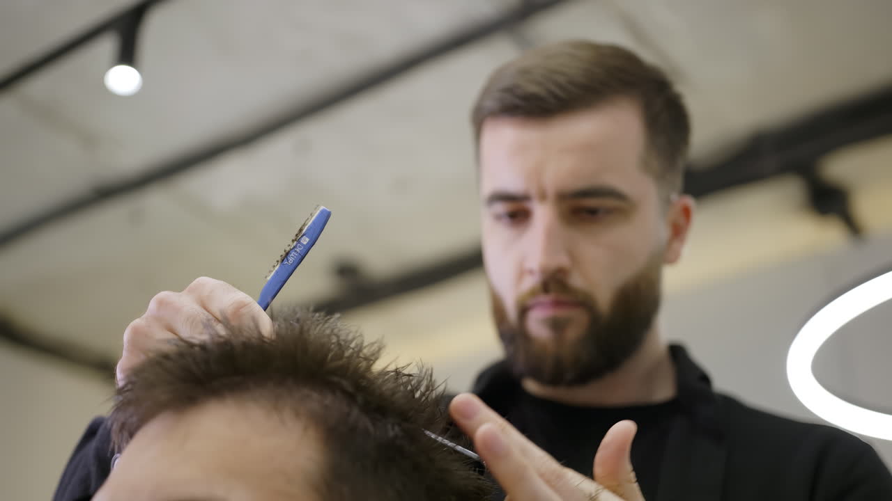 corte de pelo en curso en la barbería