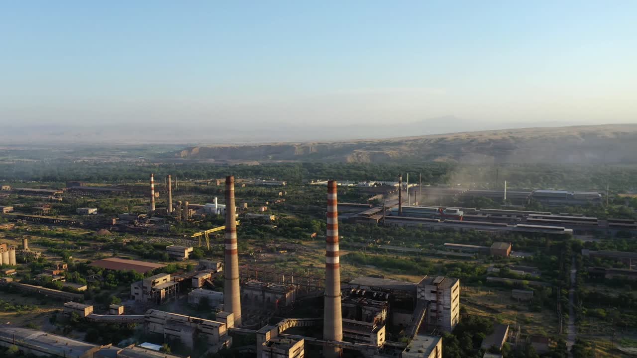 vista aérea de las chimeneas de una fábrica soviética abandonada en la ciudad fantasma de akarmara en tkvarcheli, georgia