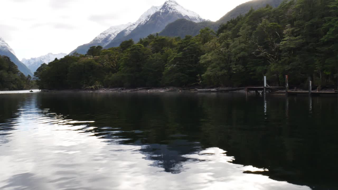 hermoso lago con montañas nevadas en el parque nacional de fiordland durante el paseo en bote