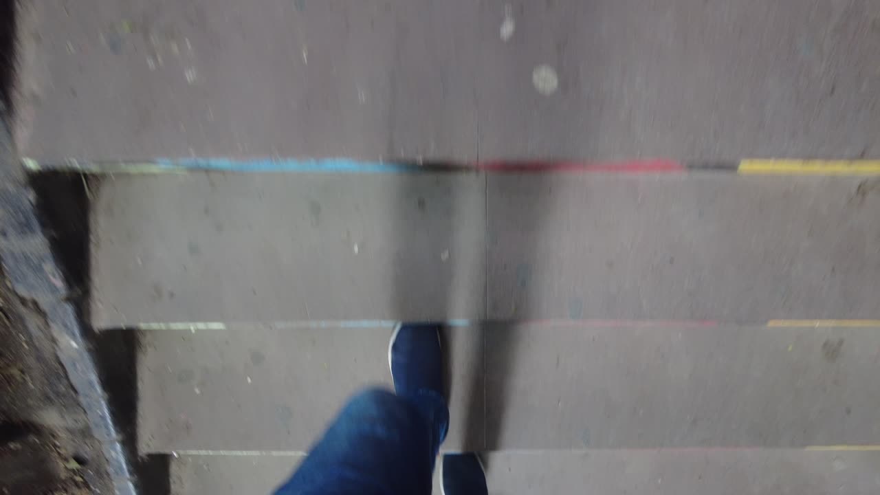 계단을 올라가는 사람