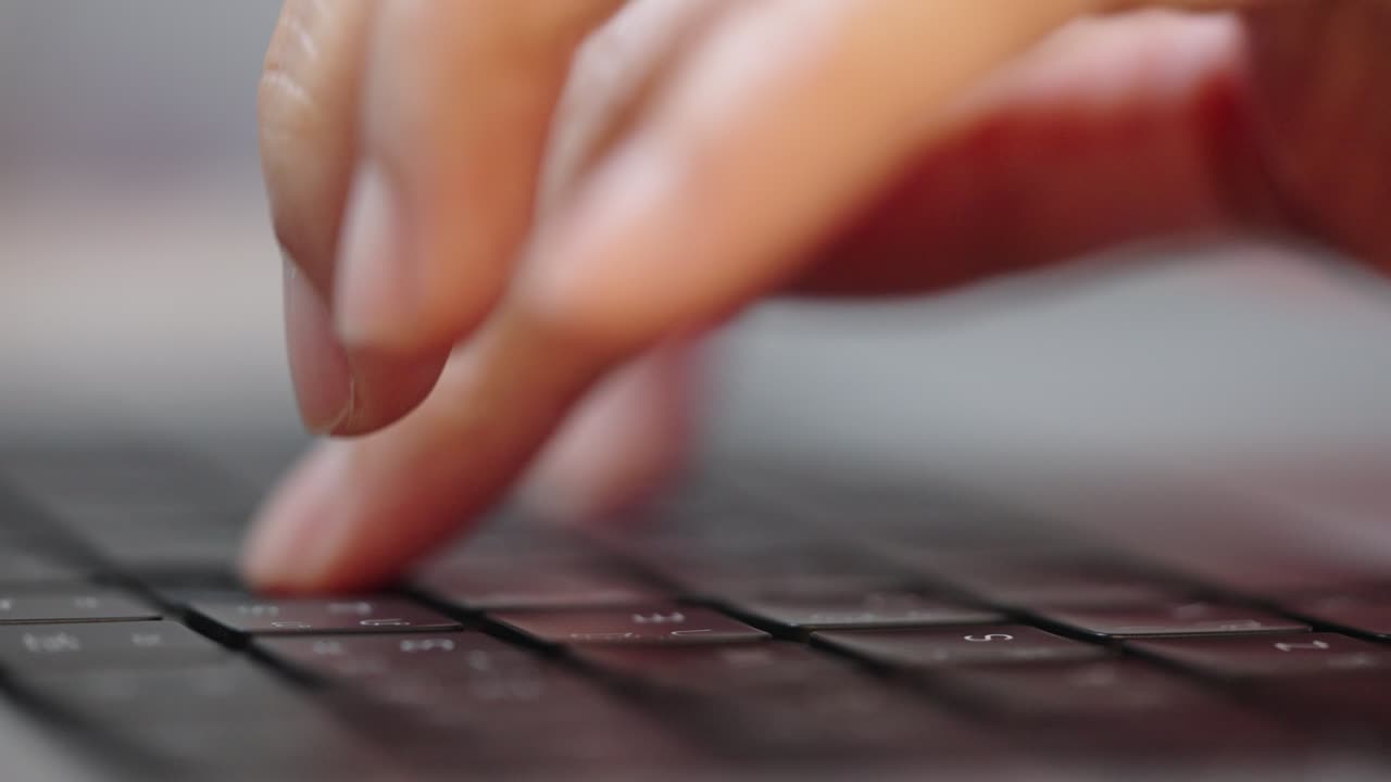 책상 사무실에서 키보드, 노트북 컴퓨터를 타이핑하는 사업가 여성의 가까운 손