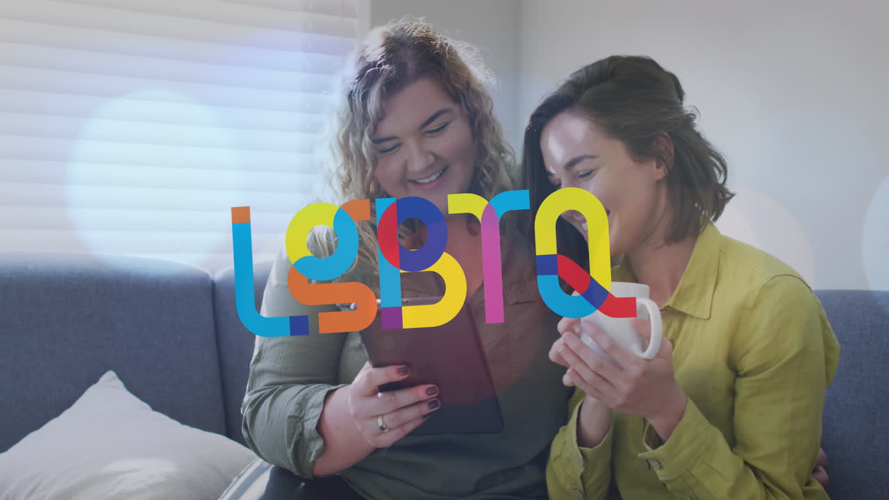 animación de lgbtq sobre una feliz pareja de lesbianas caucásicas usando una tableta y sentadas en el sofá en casa