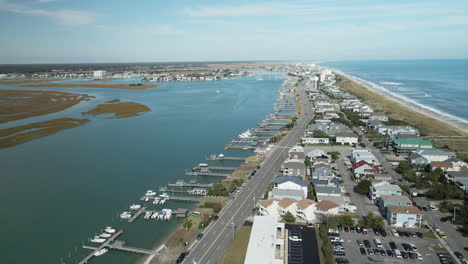 Amplia-Toma-Aérea-De-Establecimiento-Ascendiendo-Sobre-La-Playa-De-Wrightsville