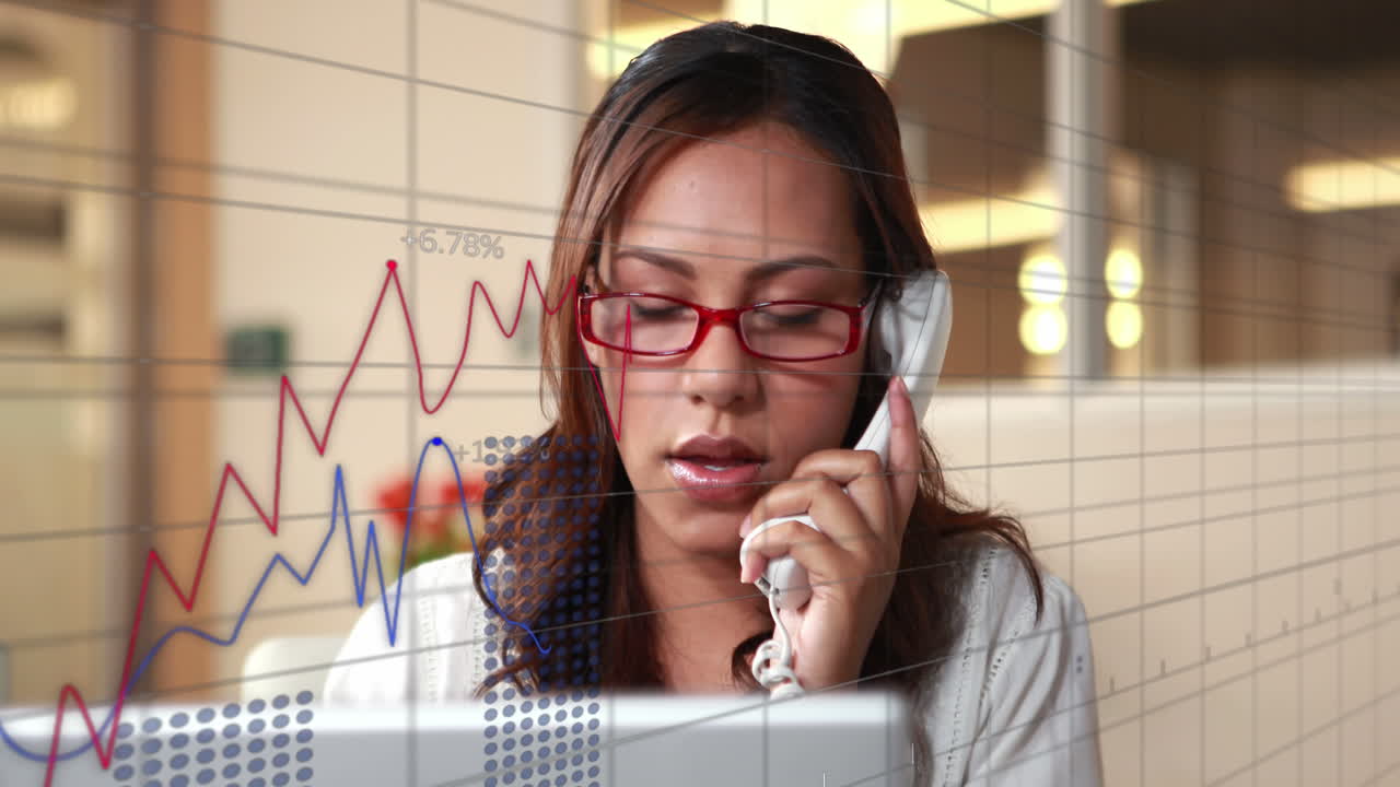 스마트폰을 사용하는 두 인종 사업가에 대한 데이터 처리 애니메이션