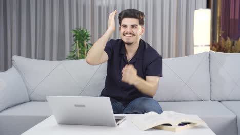 un joven guapo jugando con su cabello.