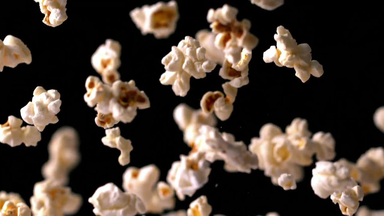 Popcorn che rimbalzano su sfondo nero