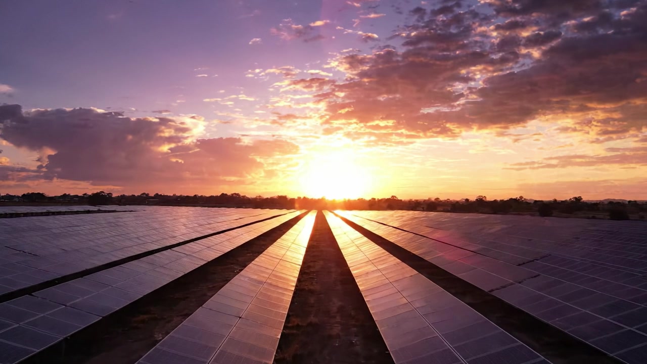 En betagende solnedgang over solpaneler, der fremhæver det store potentiale for vedvarende energi og bæredygtig praksis i et smukt landskab.