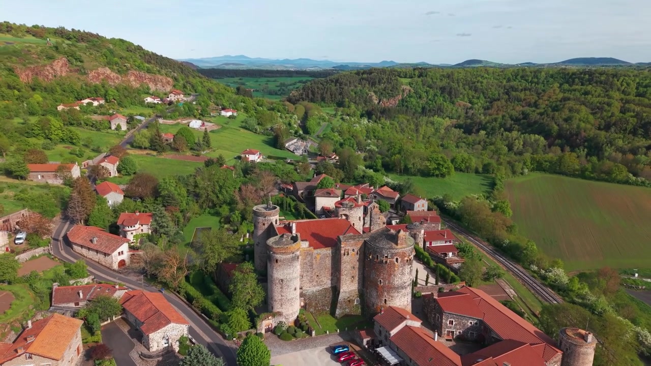 Luftaufnahme, die die Festung Saint Vidal und die Landschaft nahe Le Puy-en-Velay an einem sonnigen Tag im Departement Haute-Loire, Region Auvergne-Rhône-Alpes, Frankreich, zeigt
