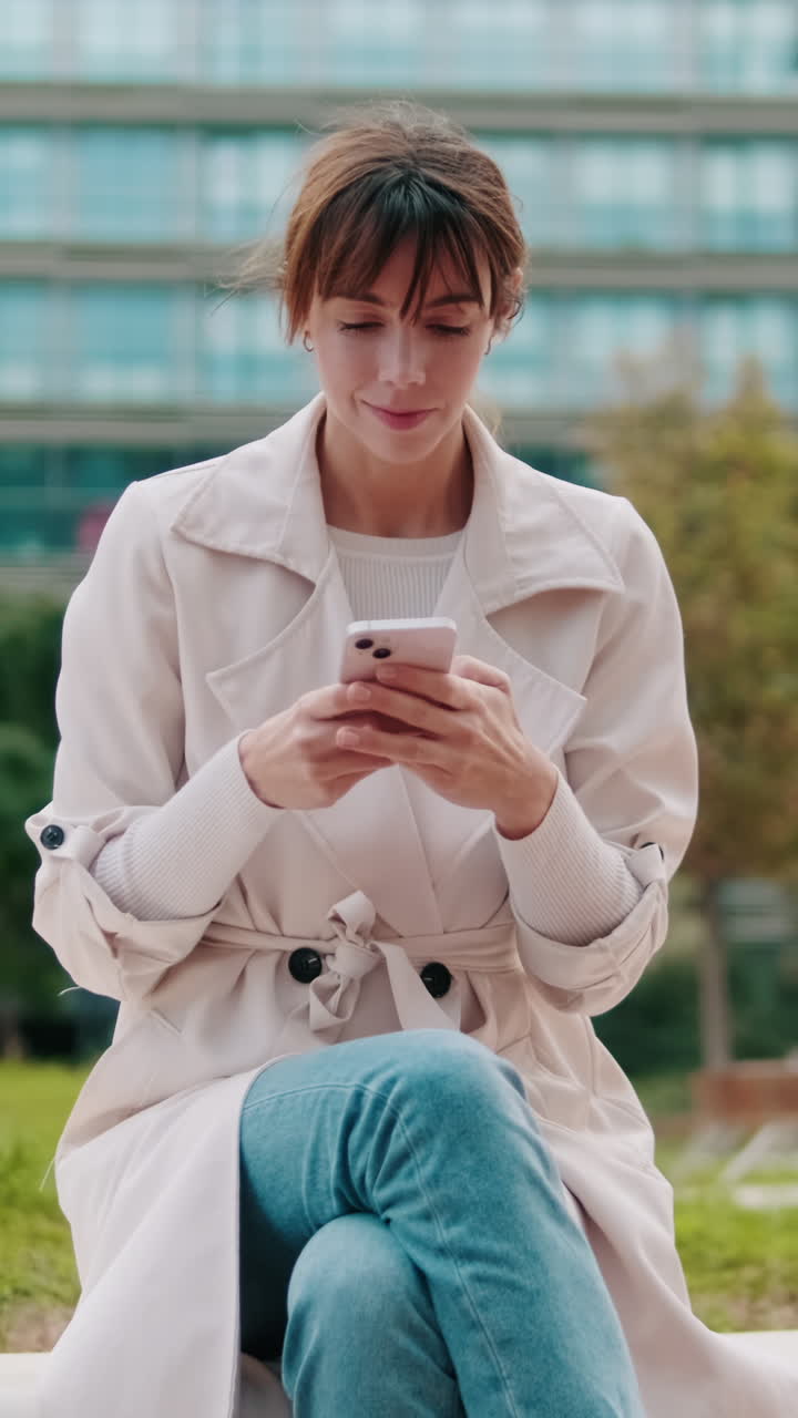 Donna che utilizza smartphone all'aperto