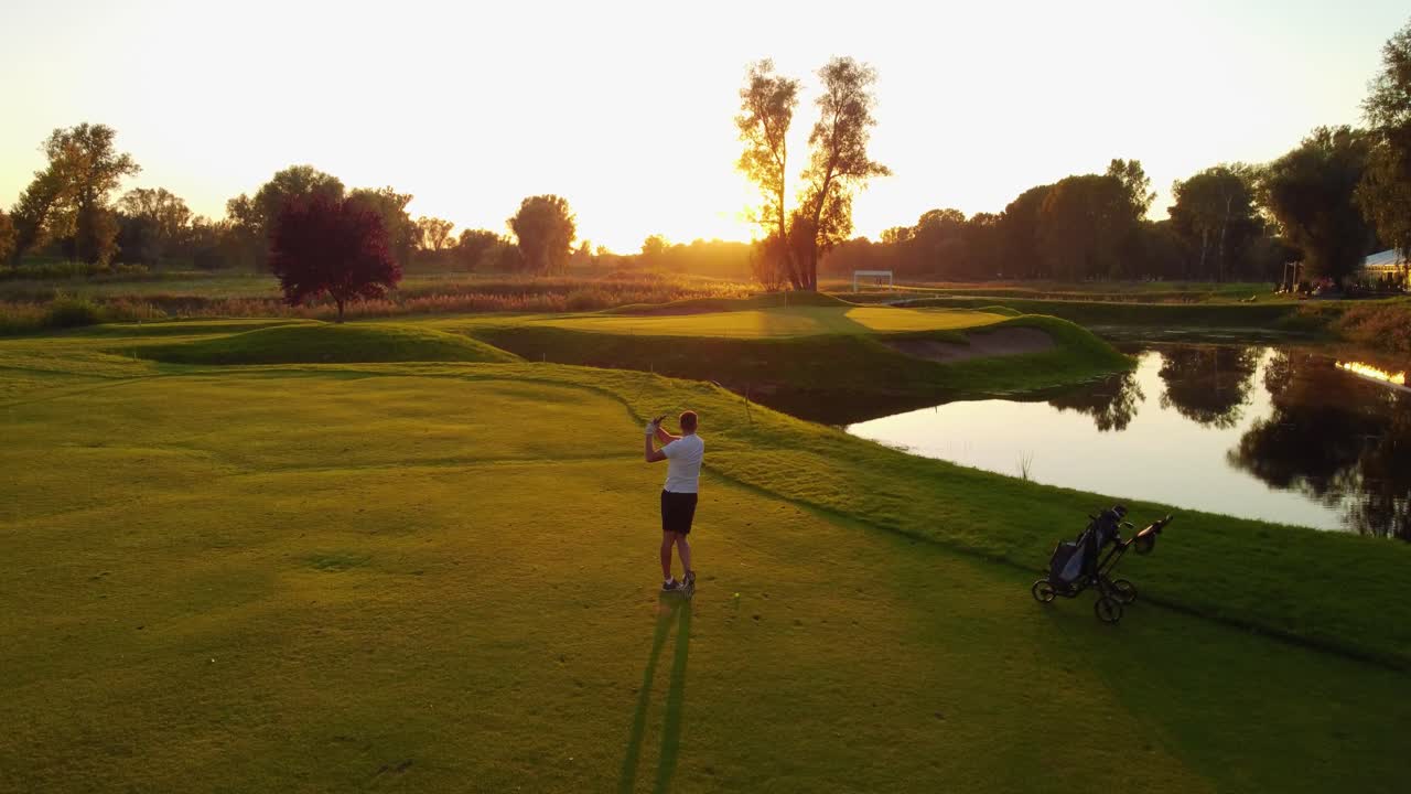 Ripresa da drone ad angolo basso con giocatori di golf che fanno putting sul green durante l'allenamento