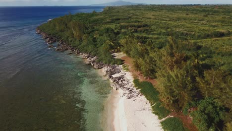 Drohnenaufnahme-Eines-Inselstrandes-Auf-Tinian,-Nördlichen-Marianen