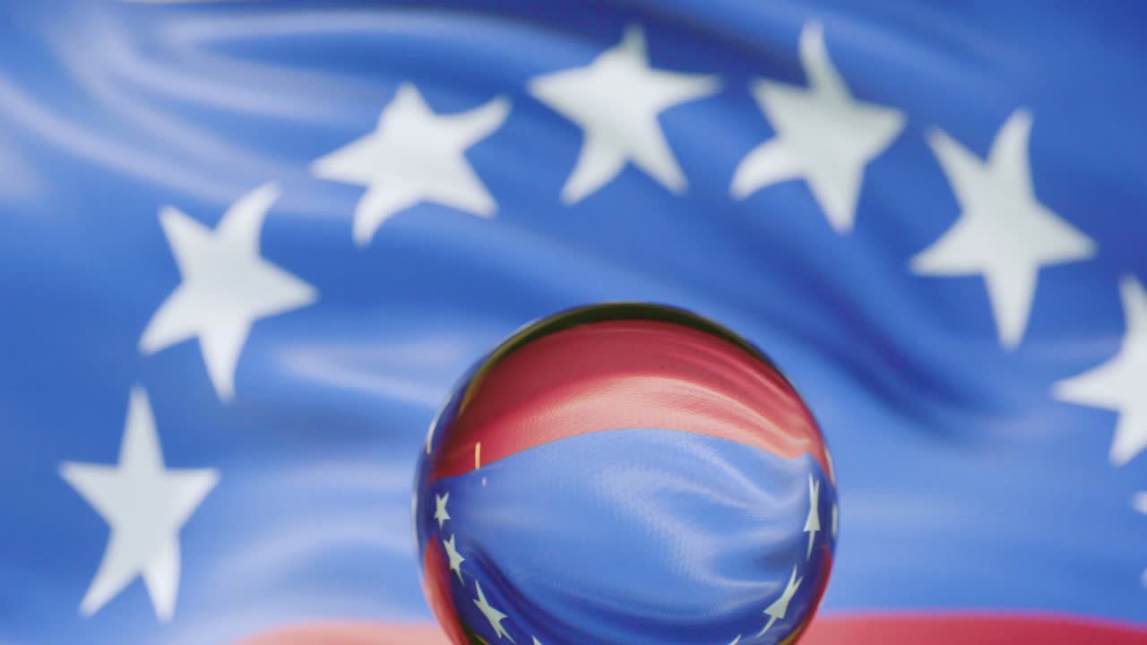 베네수엘라 발이 4k에서 파란 하늘을 향해 흔들리고 있습니다.