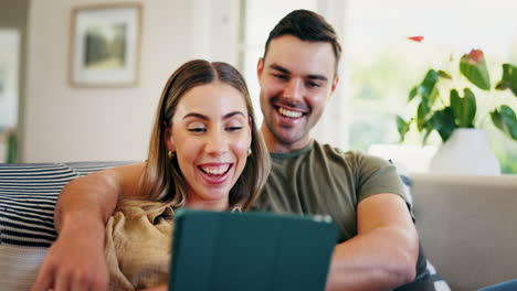 alto cinco, relajarse y pareja con una tableta