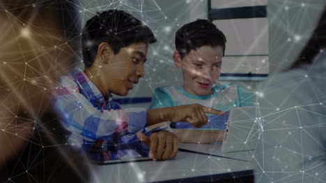 animación de conexiones sobre estudiantes diversos felices que usan tecnología en la escuela