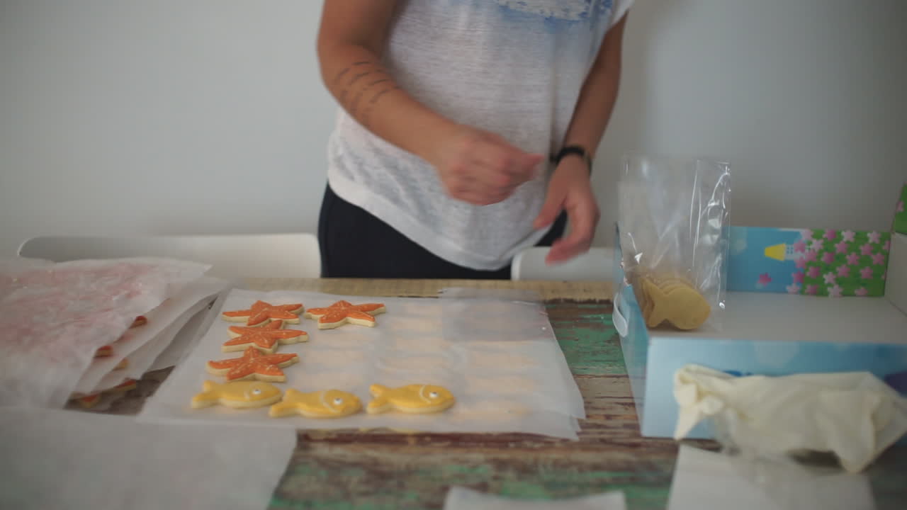 imágenes de una mujer caucásica haciendo galletas de pescado