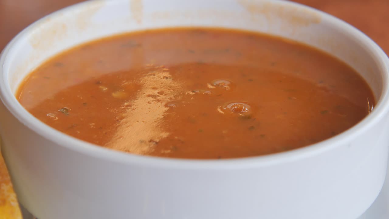 un plato de sopa caliente