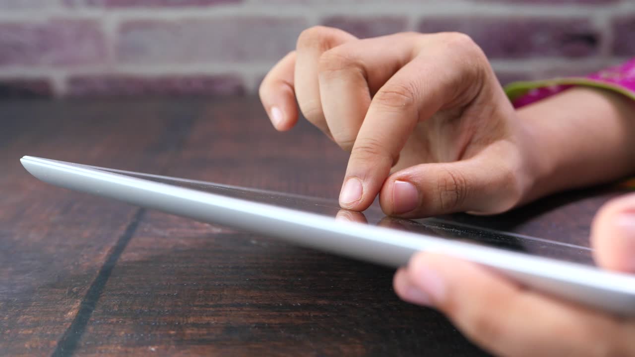 mujer usando una tableta